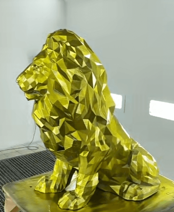 Sculpture de lion doré en impression 3D grand format avec finition dorée brillante