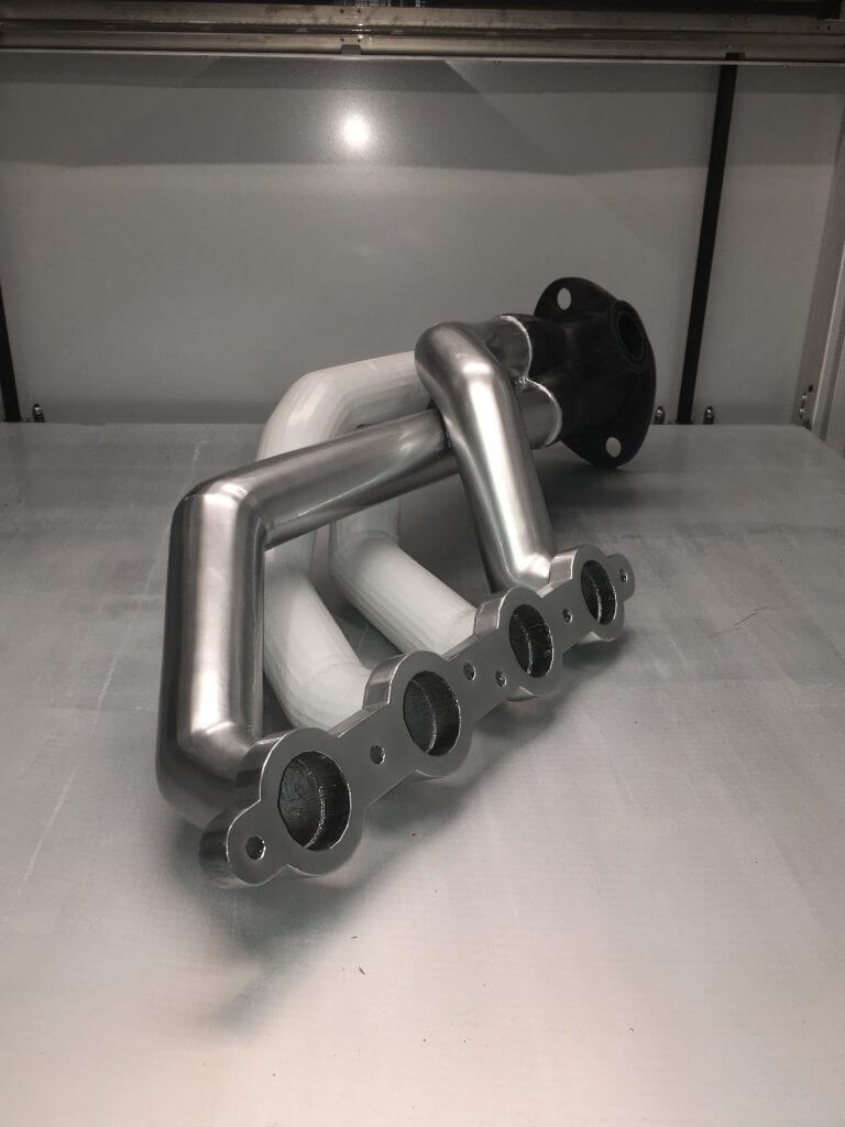 Détail finition chrome métallisée prototype impression 3D automobile collecteur qualité salon
