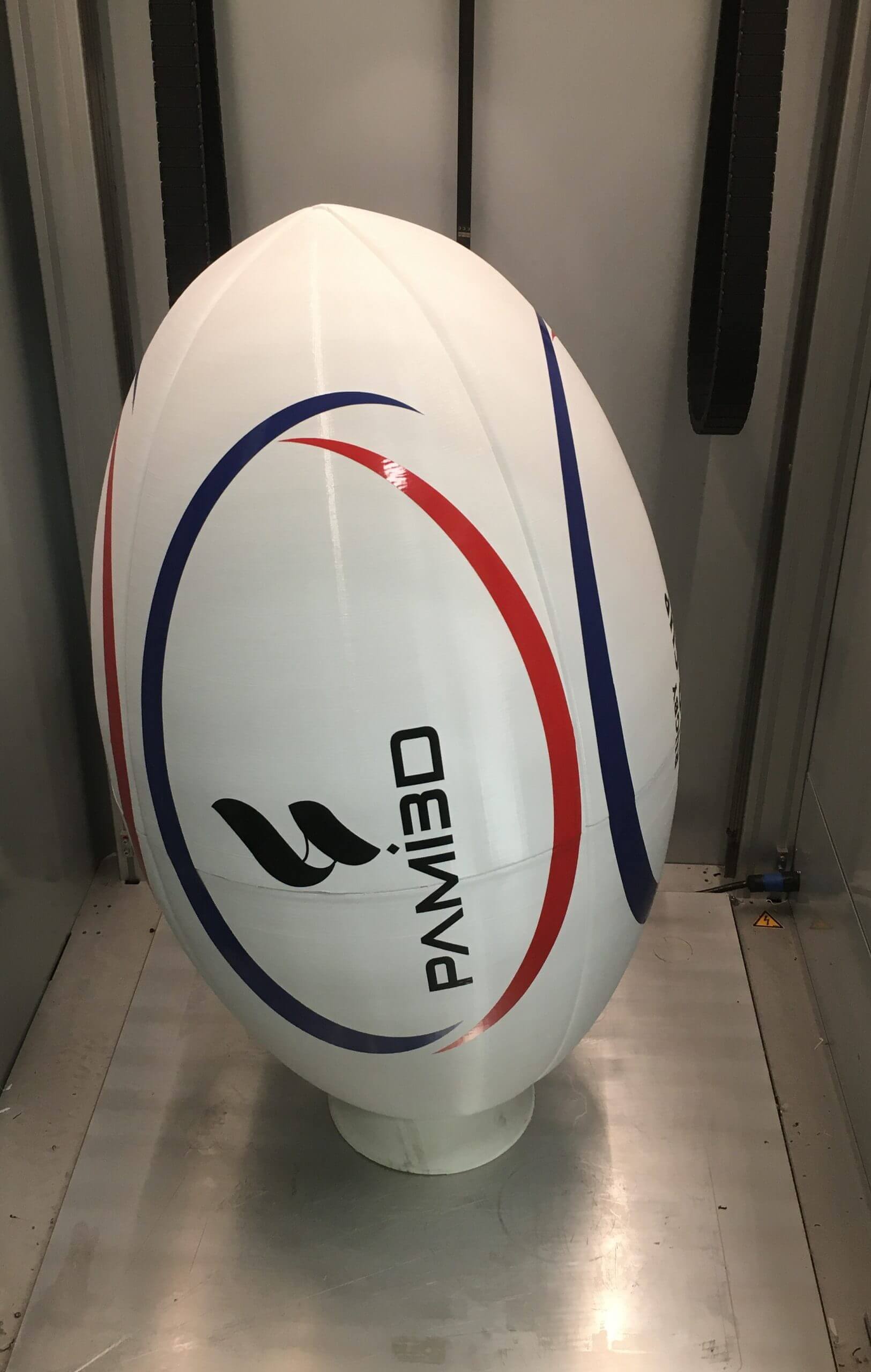 Ballon de rugby grand format imprimé en 3D avec logo PAMI3D, utilisé pour événementiel