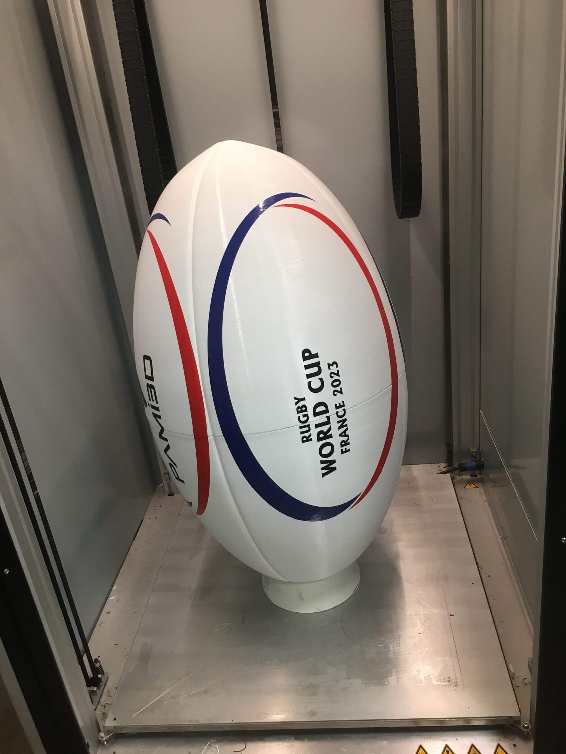 Ballon de rugby grand format imprimé en 3D avec logo PAMI3D, utilisé pour événementiel