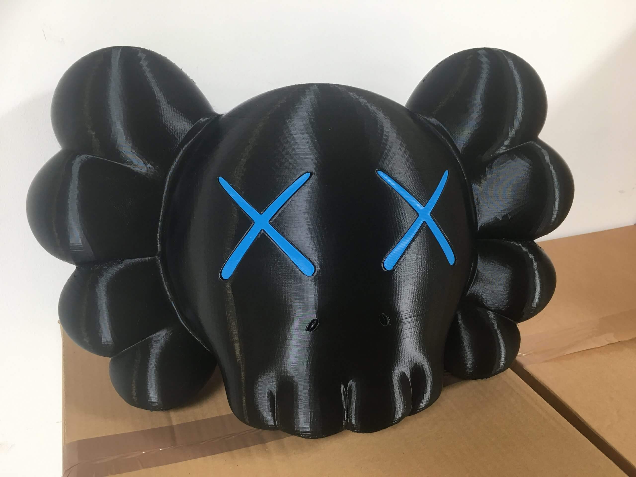 Statue Kaws profil impression 3D finitions professionnelles PAMI3D