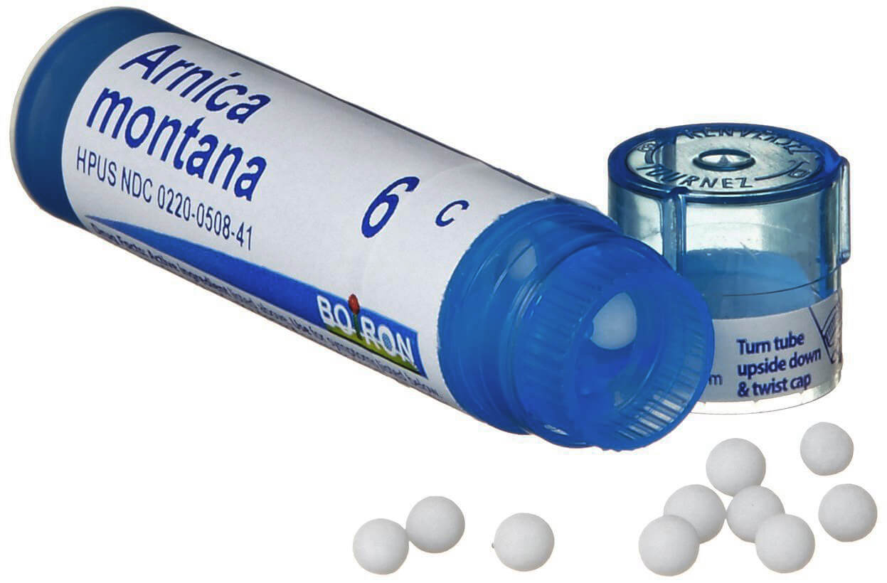 Tube homéopathique bleu avec bouchon transparent, présenté avec des granules blanches, impression 3D grand format pour PLV