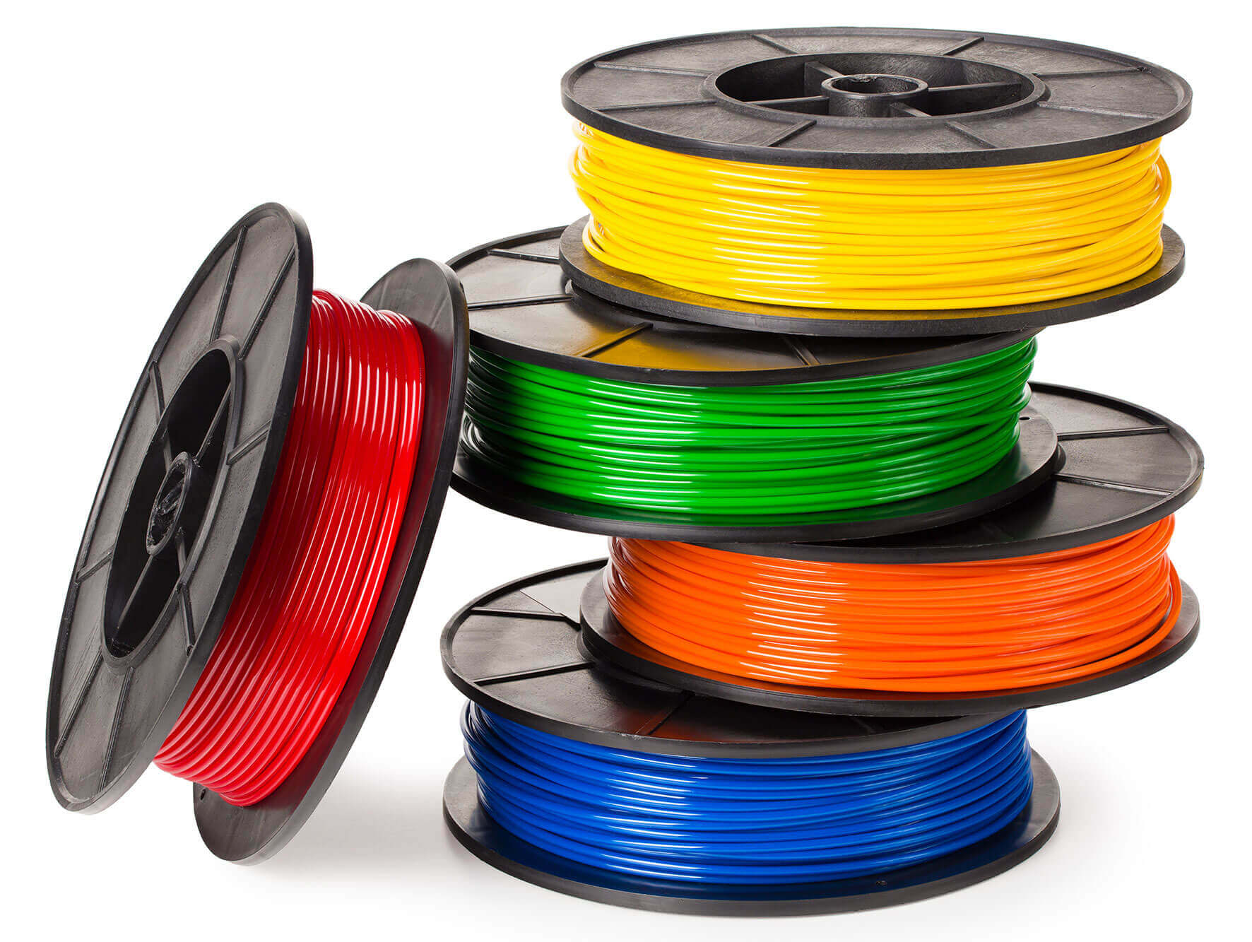 Quatre bobines de filament d'impression 3D grand format de couleurs rouge, jaune, vert et bleu empilées les unes sur les autres.