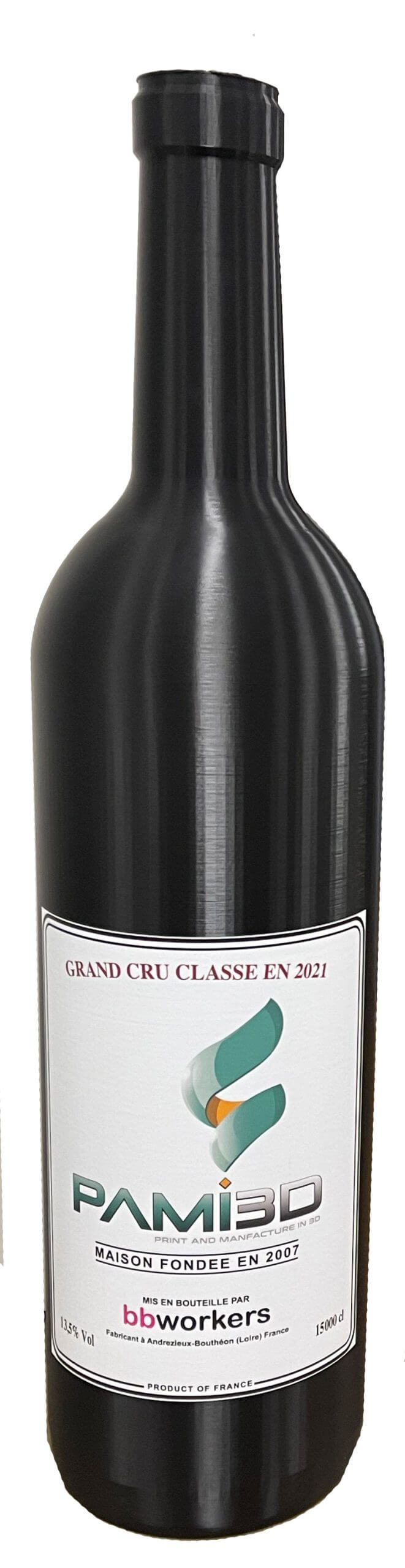 Bouteille noire haute avec étiquette PAMI3D imprimée en 3D grand format, posée sur une surface en bois.