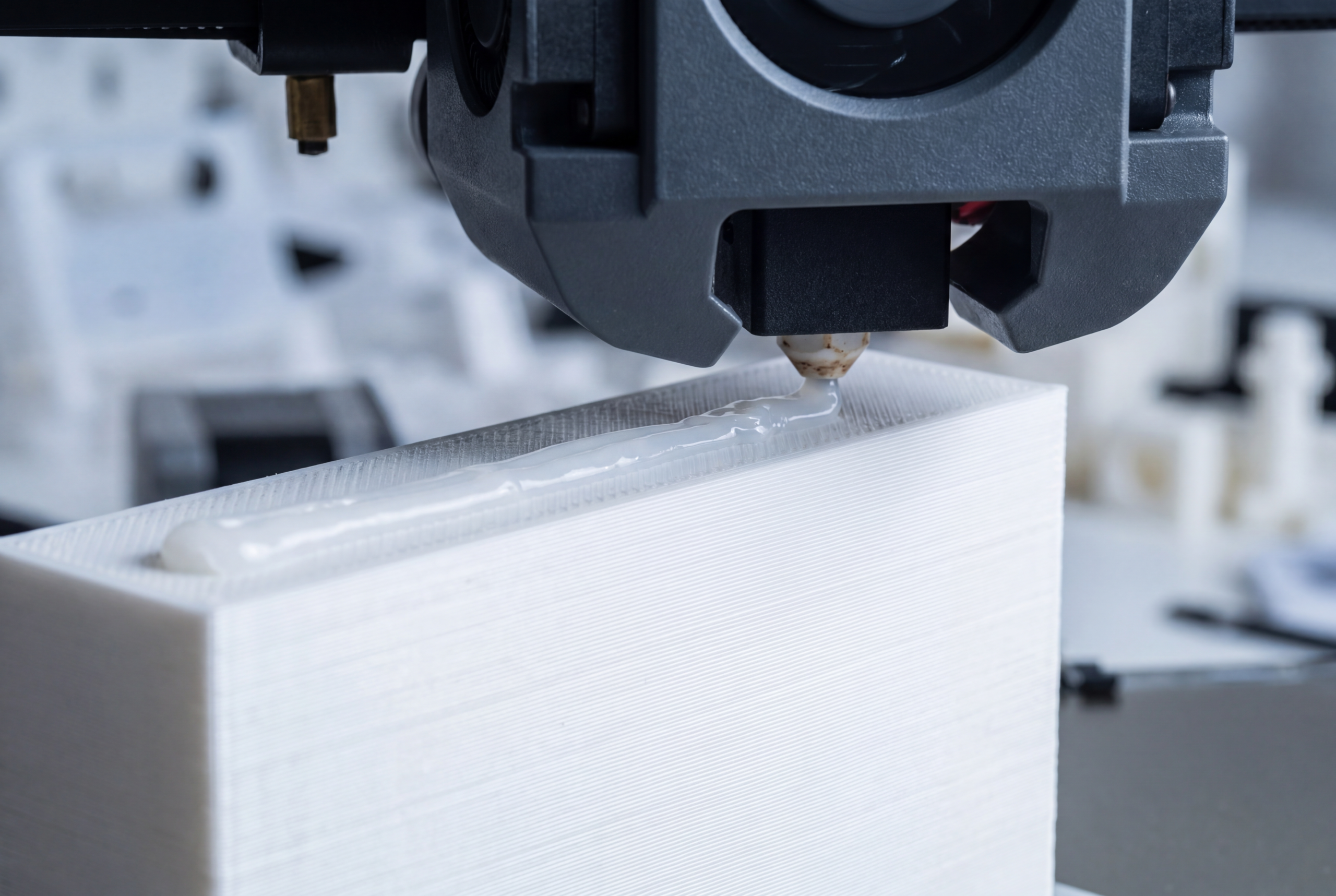Tête imprimante 3D FDM grand format extrudant filament PETG plastique couches visibles PAMI3D