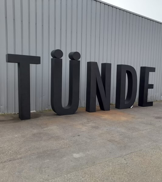 Lettrage 3D géant TUNDE imprimé en 3D, signalétique événementielle, PAMI3D