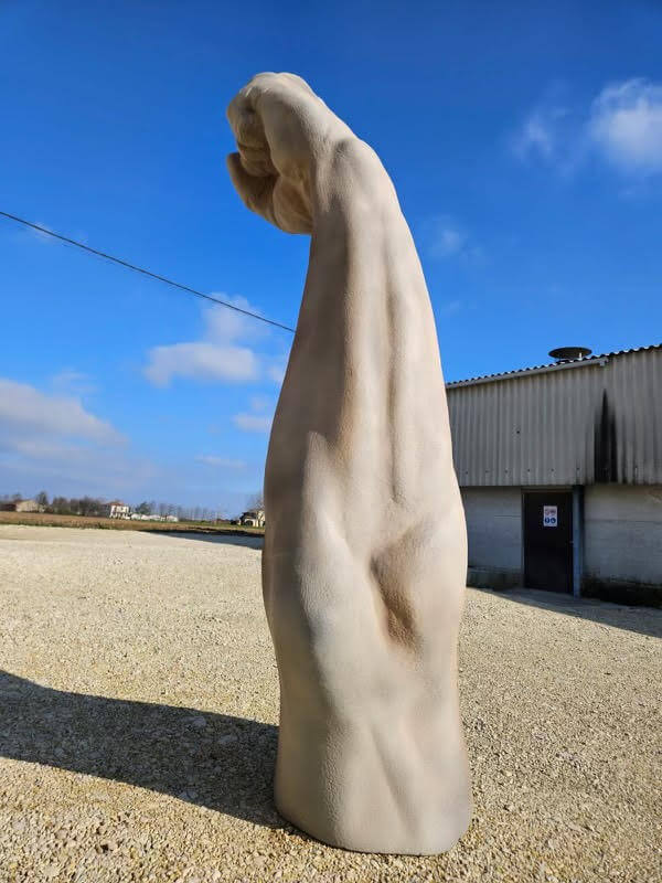 Sculpture monumentale imprimée en 3D, poing levé, art contemporain, PAMI3D