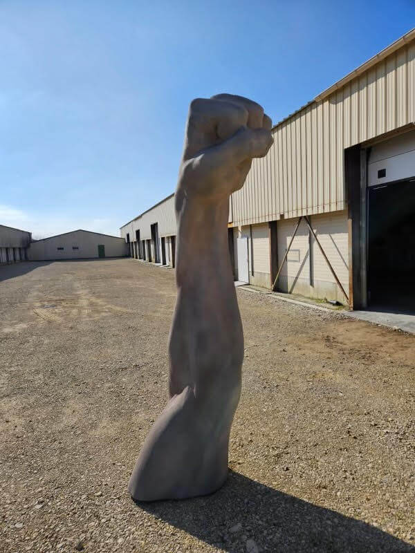 Sculpture monumentale imprimée en 3D, poing levé, art contemporain, PAMI3D