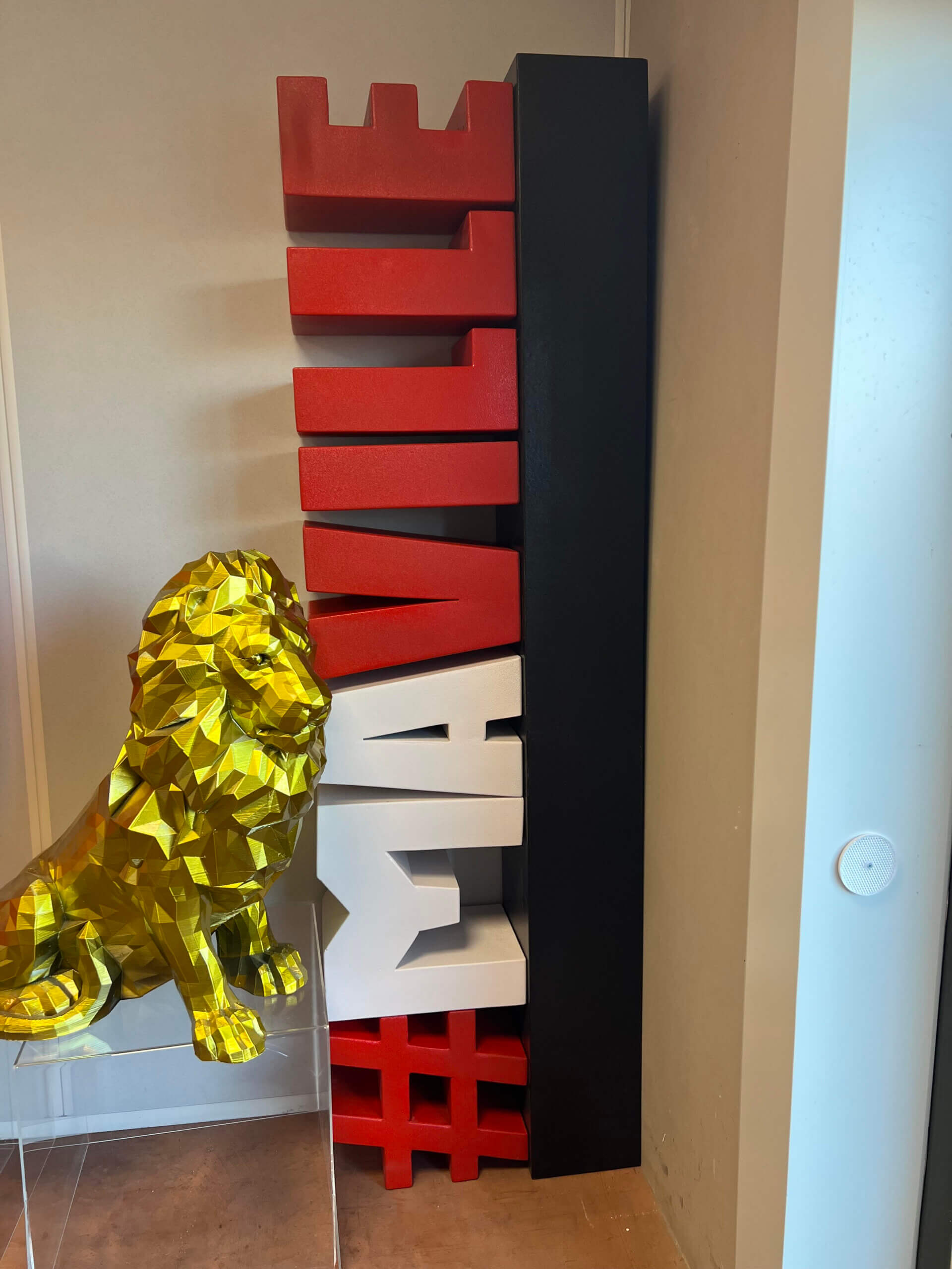 Lettrage 3D grand format #MAVILLE, lion doré, signalétique événementielle, PAMI3D